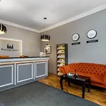 Wawel Apartments - Riverside Castle